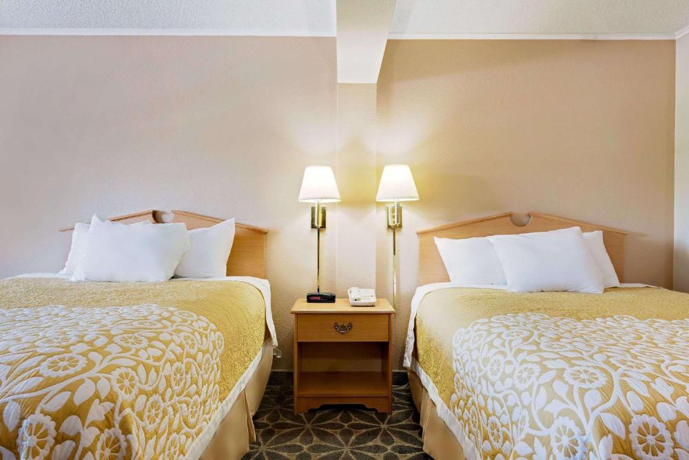 Queen Room with Two Queen Beds - Smoking interior
