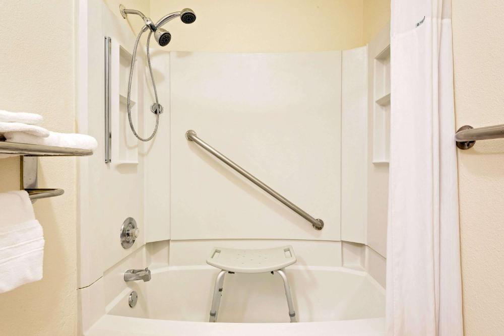 Queen Room with Bathtub - Mobility Accessible/Non-Smoking interior
